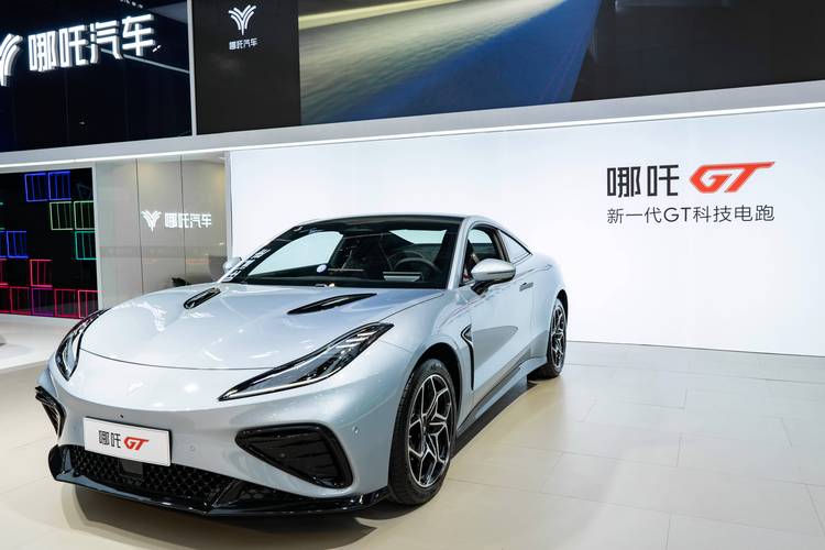 成都204哪吒汽车在智能汽车领域的表现，领途汽车在新能源汽车市场中的影响力